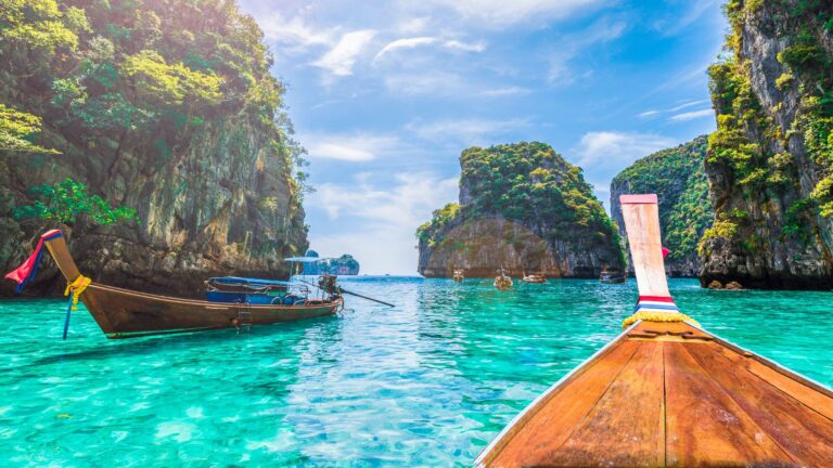 Barca de cola larga en las aguas turquesa de las islas Phi Phi