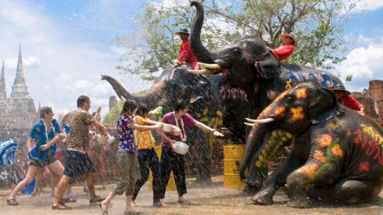Gente lanzándose agua durante la fiesta de Songkran en Tailandia