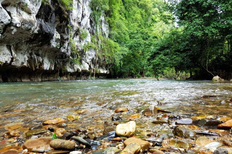 Río Sok junto a un acantilado de caliza en el Parque Nacional de Khao Sok