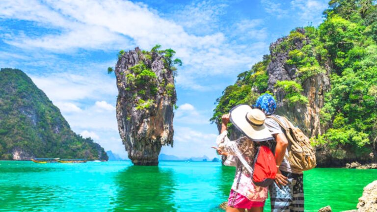 Pareja en kayak bajo los acantilados de caliza de la bahía de Phang Nga
