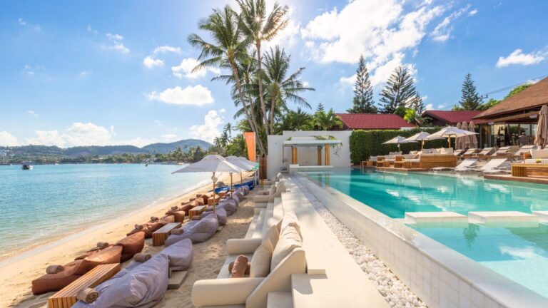 Club de playa con piscina frente al mar en Koh Samui