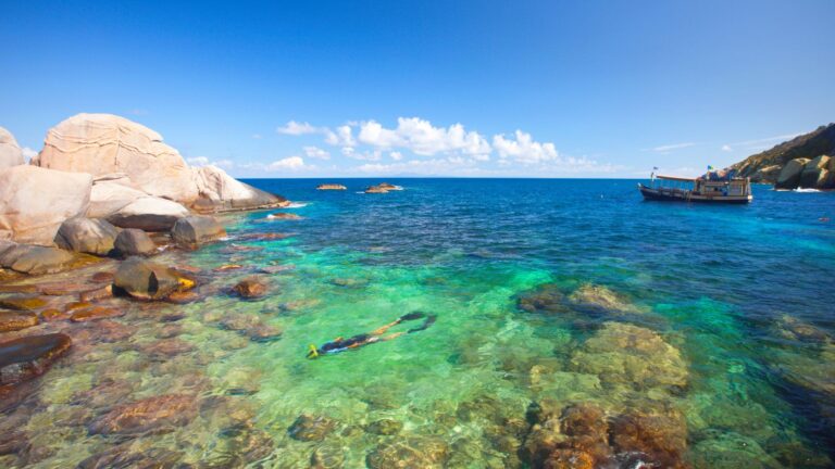 Aguas transparentes para hacer esnórquel en Koh Tao