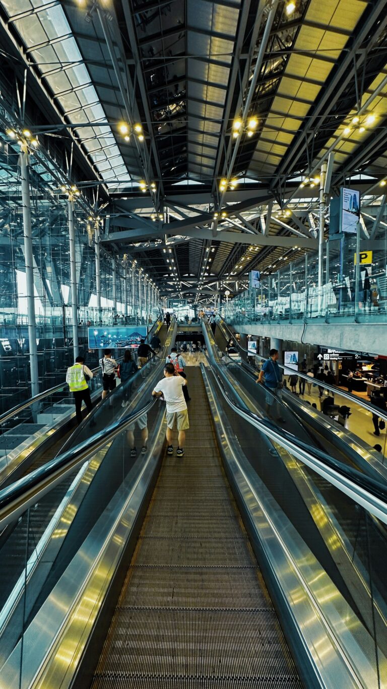 Escaleras mecánicas en el aeropuerto de Suvarnabhumi, en Bangkok