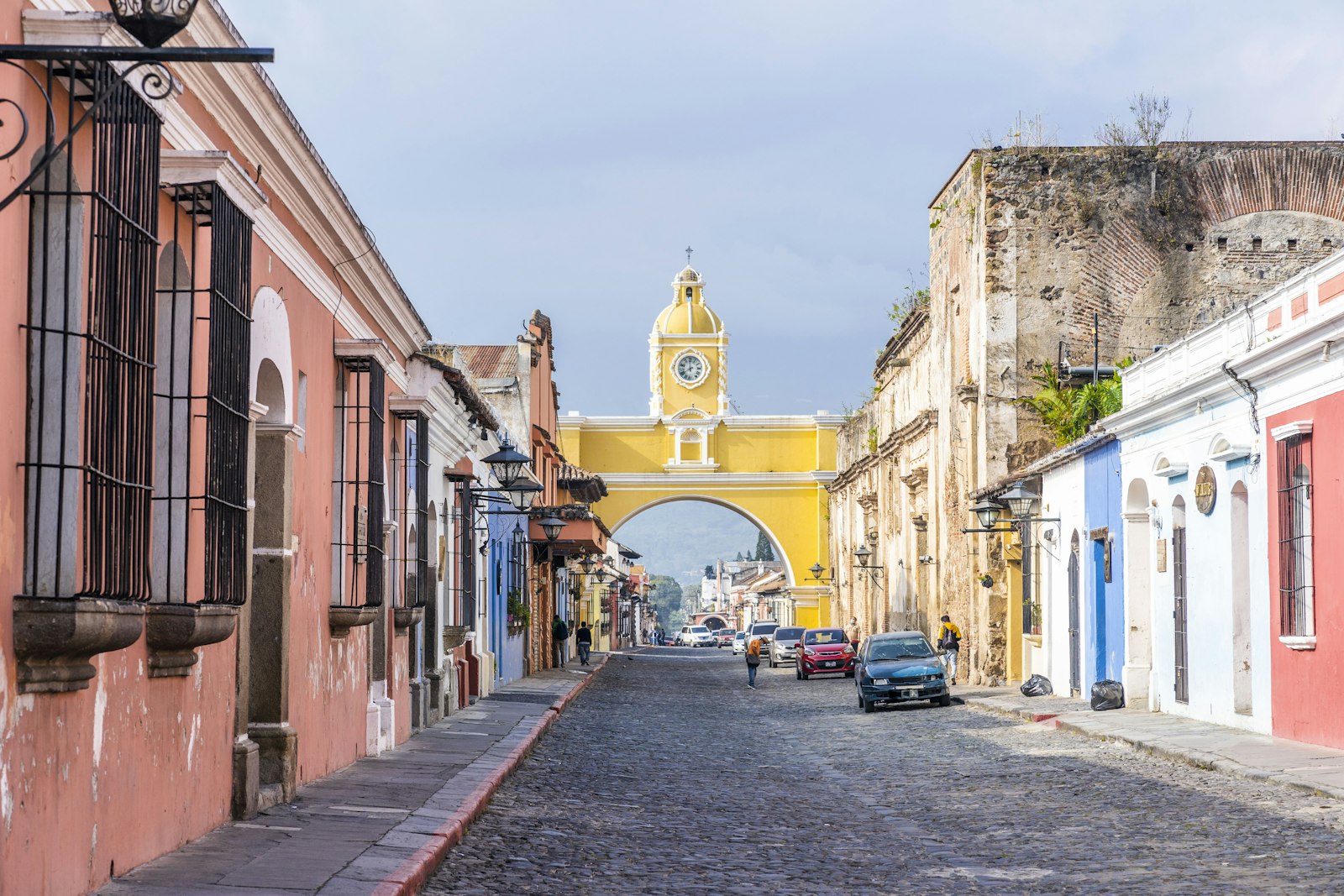 Calle empedrada y arco amarillo de Antigua Guatemala