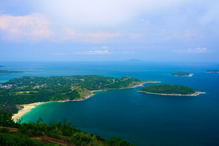 Vista de la bahía de Kamala, en la costa oeste de Phuket
