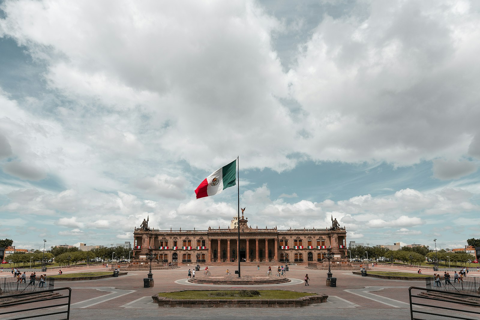Bandera de México ondeando frente a un edificio histórico en Monterrey
