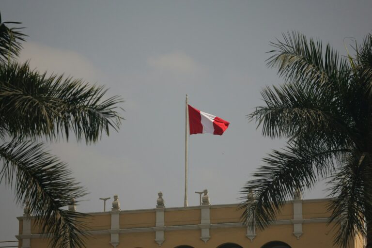 Bandera del Perú ondeando sobre la Municipalidad de Lima
