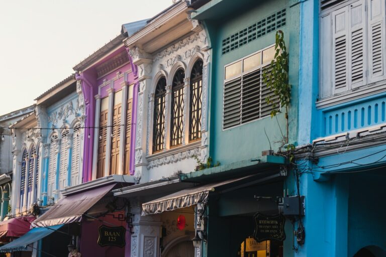 Casas-tienda sino-portuguesas de colores en el casco antiguo de Phuket