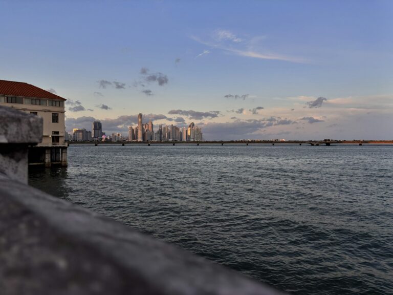 El skyline de la Ciudad de Panamá visto desde el paseo marítimo al atardecer
