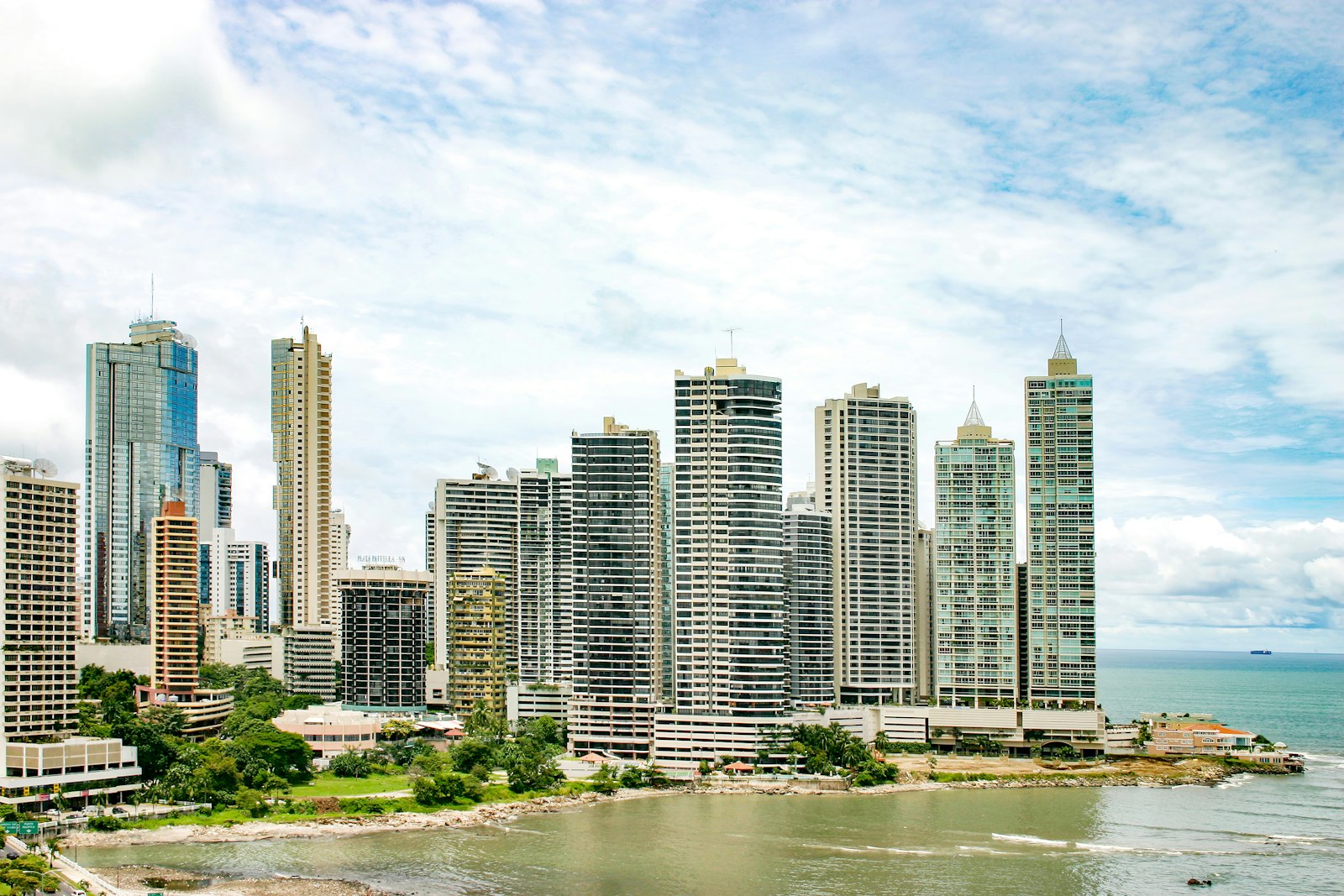 Rascacielos de la Ciudad de Panamá junto al mar