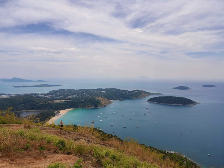Vista de la costa sur de Phuket desde un mirador de Karon