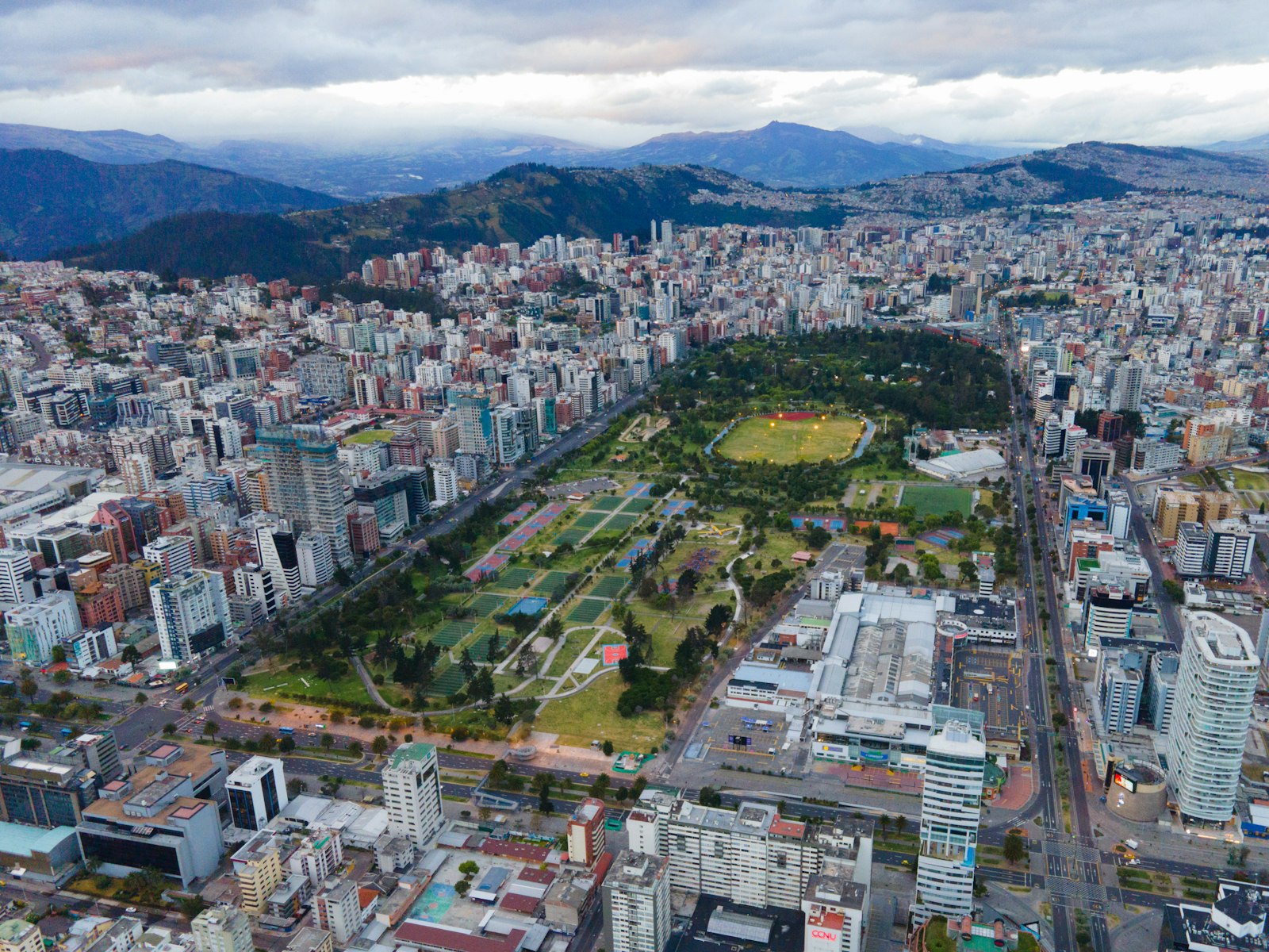 Vista aérea de una ciudad andina de Ecuador rodeada de montañas