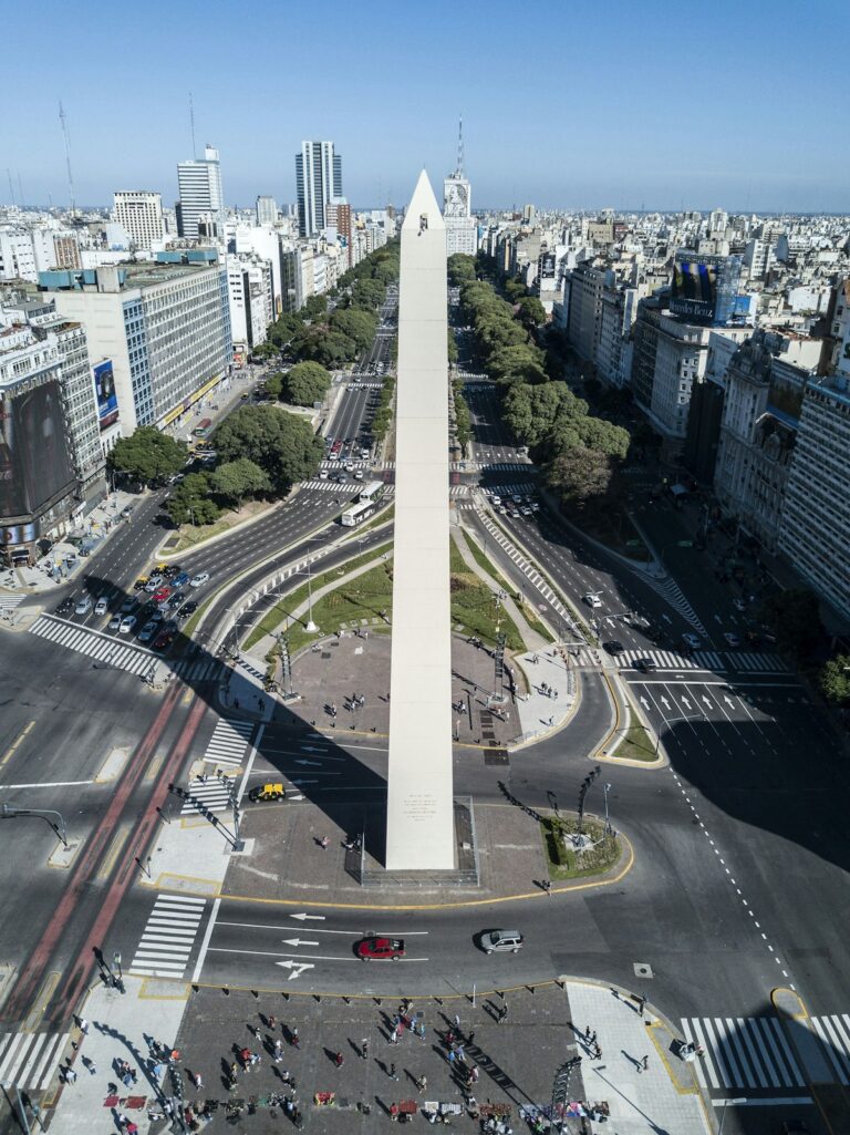 El Obelisco de Buenos Aires sobre la avenida 9 de Julio