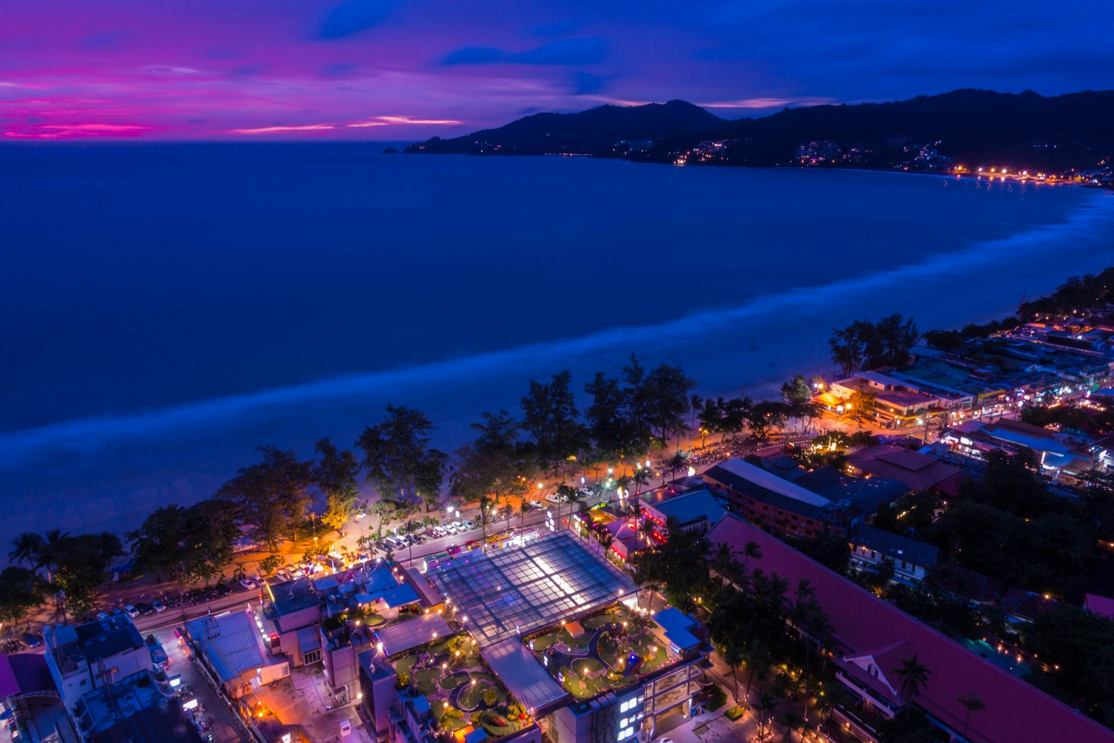 Vista nocturna de la bahía de Patong, en Phuket
