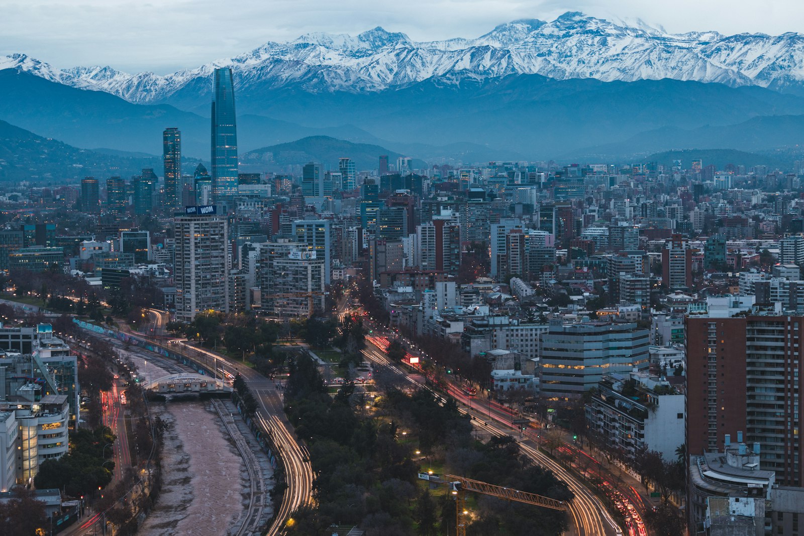 Santiago de Chile con la cordillera de los Andes nevada al fondo