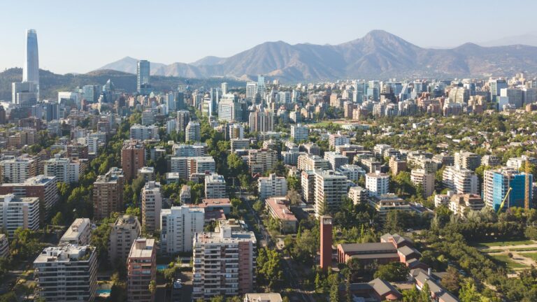 Vista aérea de los barrios verdes de Santiago de Chile