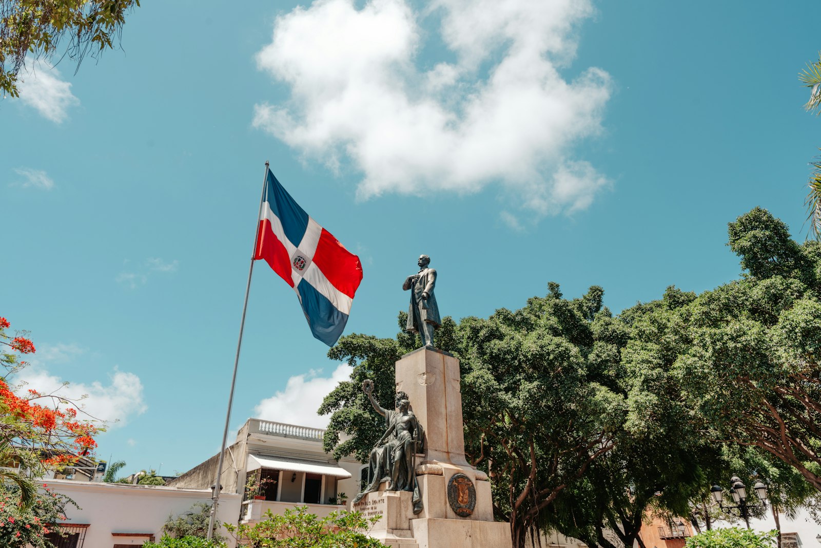 Bandera dominicana en el Parque Juan Pablo Duarte de Santo Domingo