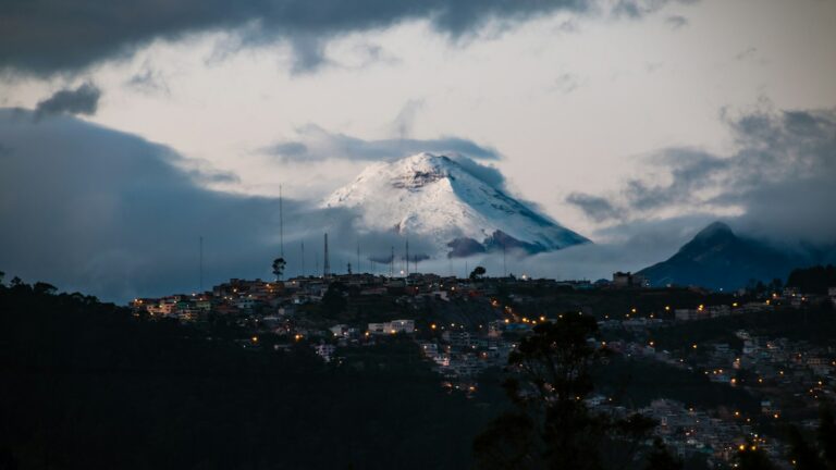 El volcán Cotopaxi nevado al amanecer, en Ecuador