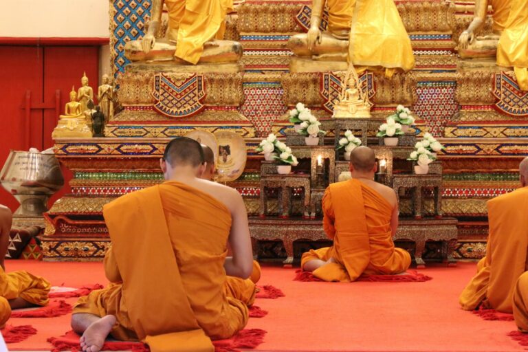 Monjes rezando en el templo Wat Chalong, en Phuket