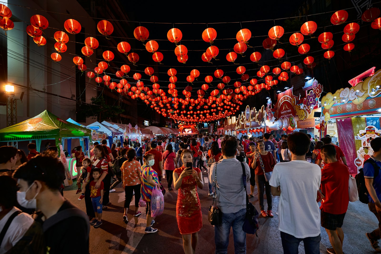 Farolillos rojos y multitud celebrando el Año Nuevo Chino en Bangkok