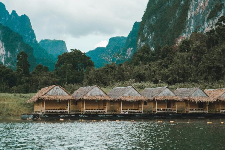Casas flotantes de bambú en el lago Cheow Lan, bajo montañas de caliza