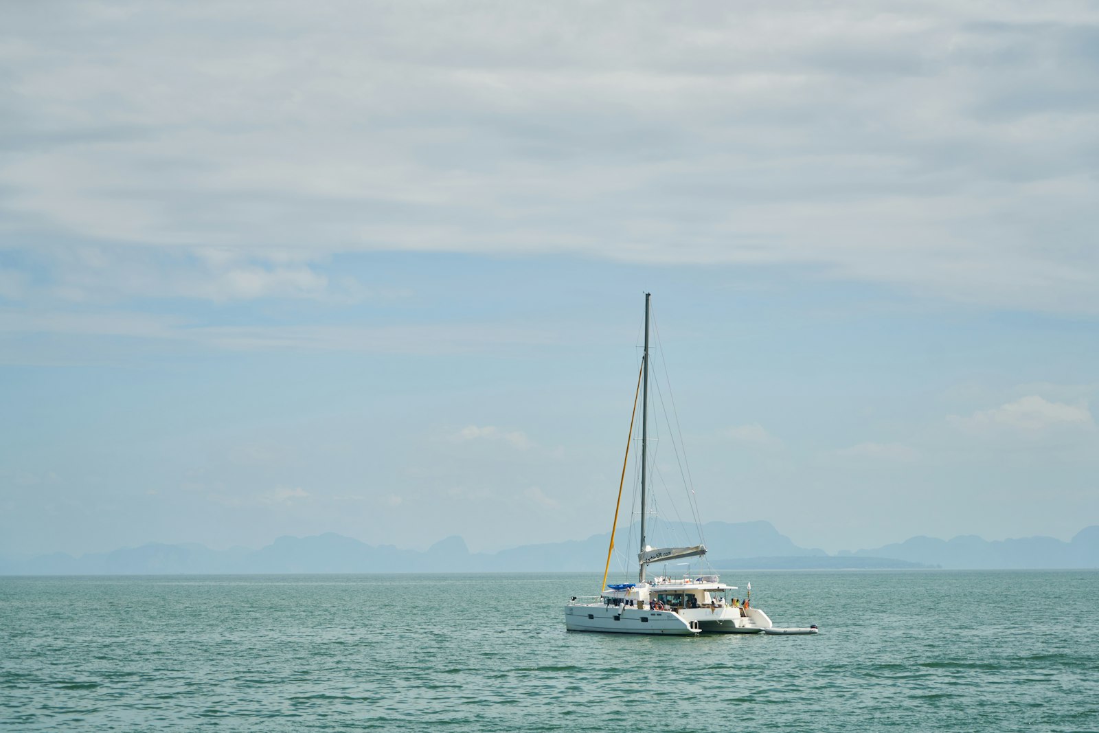 Catamarán a vela navegando frente a la costa de Phuket
