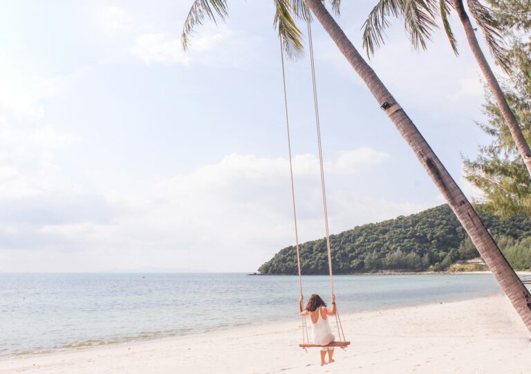 Columpio colgado de una palmera en una playa de Koh Samui
