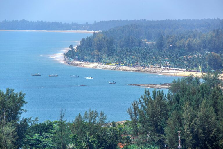 Costa de Khao Lak con el mar de Andamán, de donde salen las excursiones a las Similan