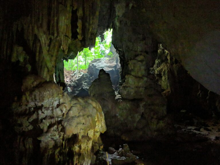 Vista desde el interior de una cueva junto al lago Cheow Lan, en Khao Sok
