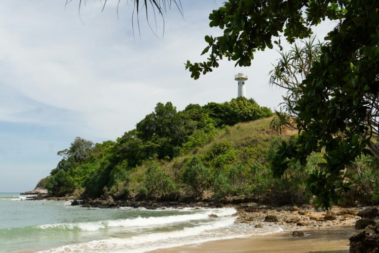 Playa y faro del cabo sur en el Parque Nacional de Mu Ko Lanta