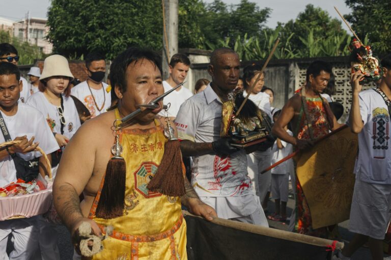 Ma Song con la mejilla perforada durante la procesión del Festival Vegetariano de Phuket