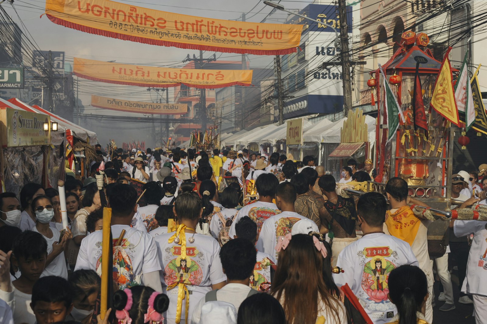 Procesión del Festival Vegetariano por las calles del casco antiguo de Phuket