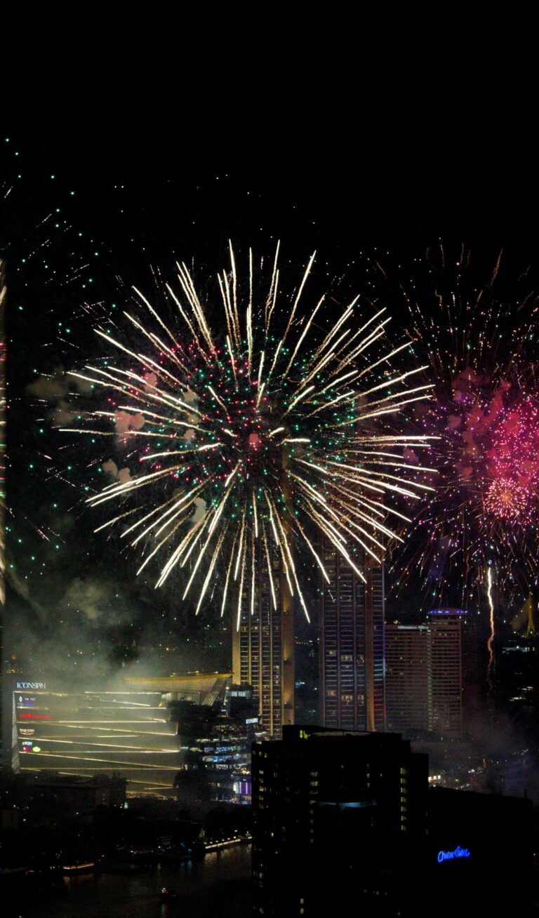 Fuegos artificiales de Año Nuevo en el cielo de Bangkok