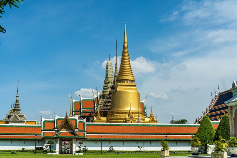 Chedi dorado y templos del Gran Palacio de Bangkok