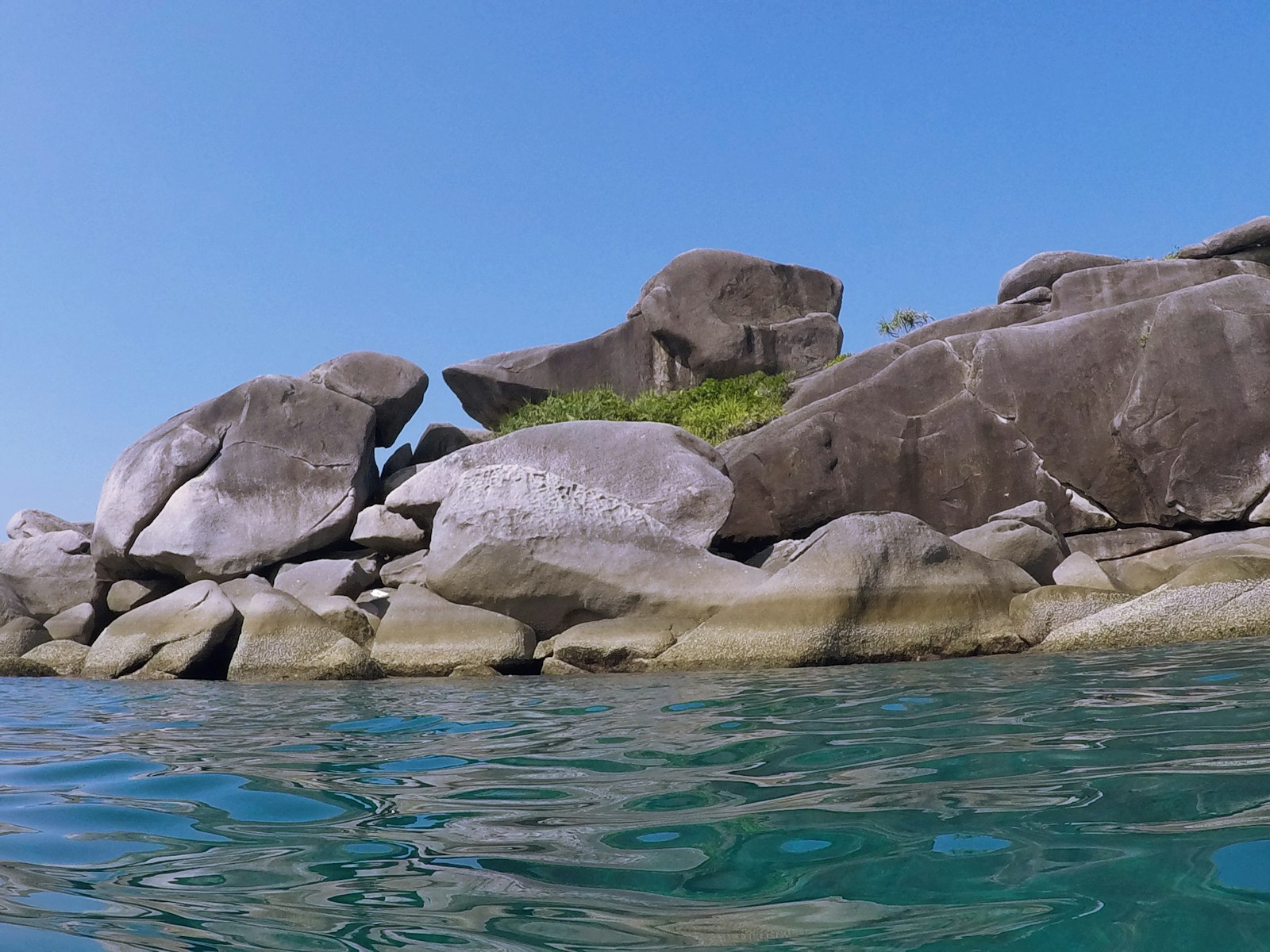 Rocas de granito y agua turquesa en las islas Similan