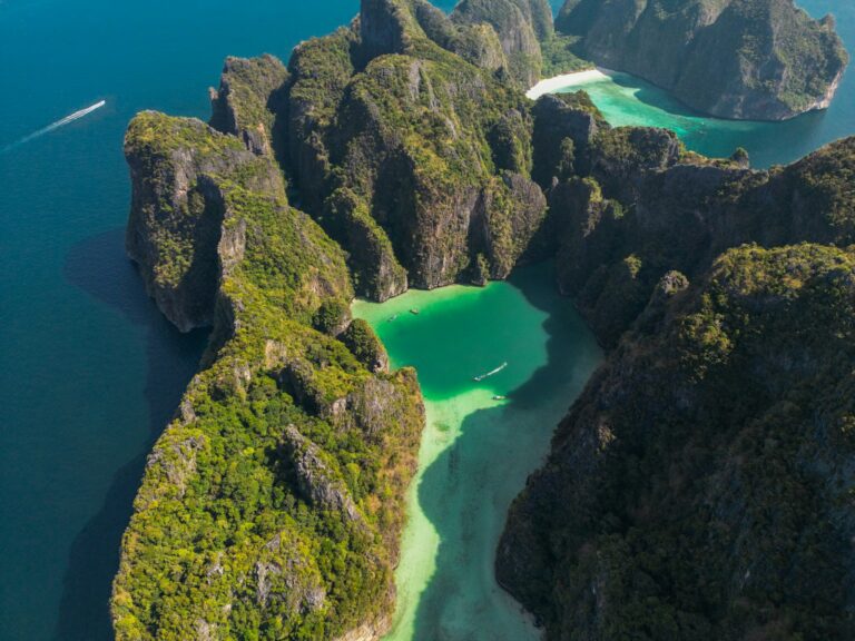 Vista aérea de la laguna de Pileh y Maya Bay, en las islas Phi Phi