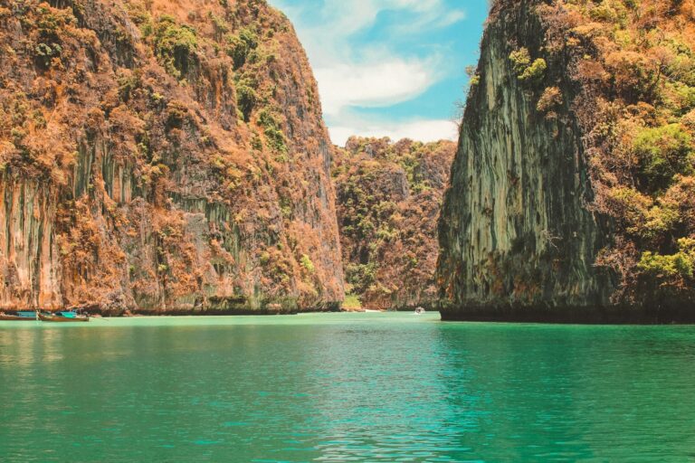 Aguas turquesa entre los acantilados de la laguna de Pileh, en Phi Phi Leh