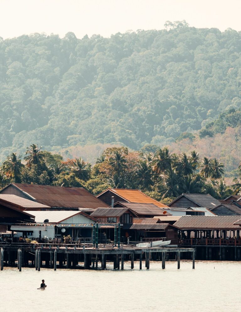 Casas de madera sobre pilotes en el casco antiguo de Koh Lanta