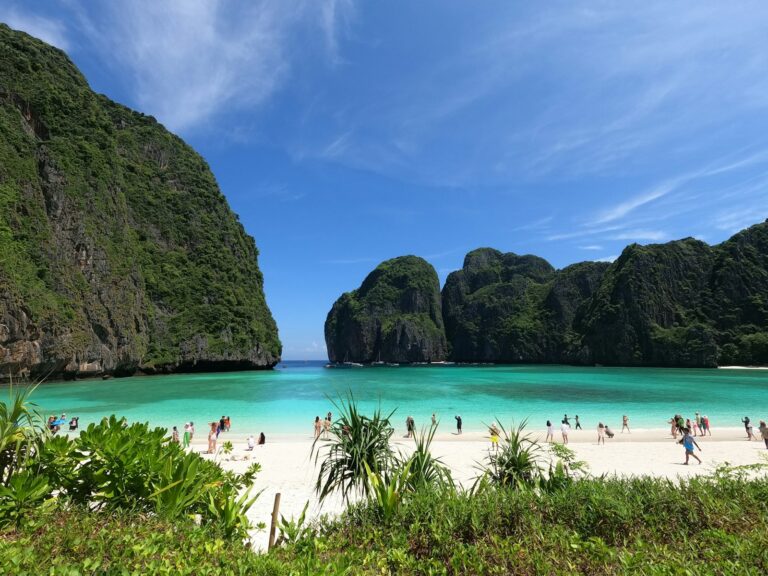 Playa de arena blanca y agua esmeralda en Maya Bay, en Phi Phi Leh