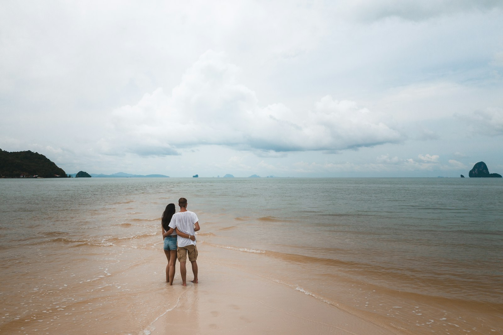 Pareja paseando por la orilla de una playa en Koh Yao Yai, en la bahía de Phang Nga