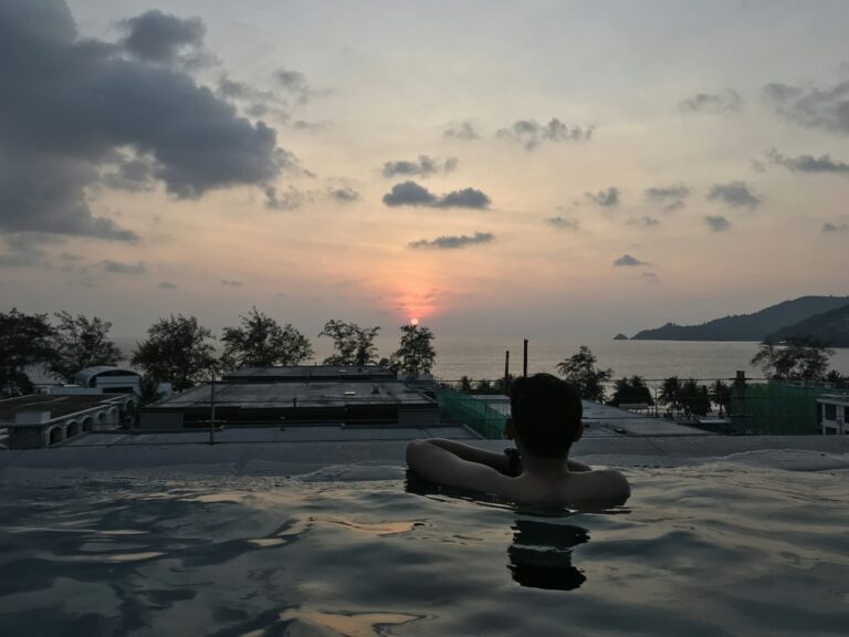 Piscina infinita con vistas al mar de Andamán al atardecer, en Phuket