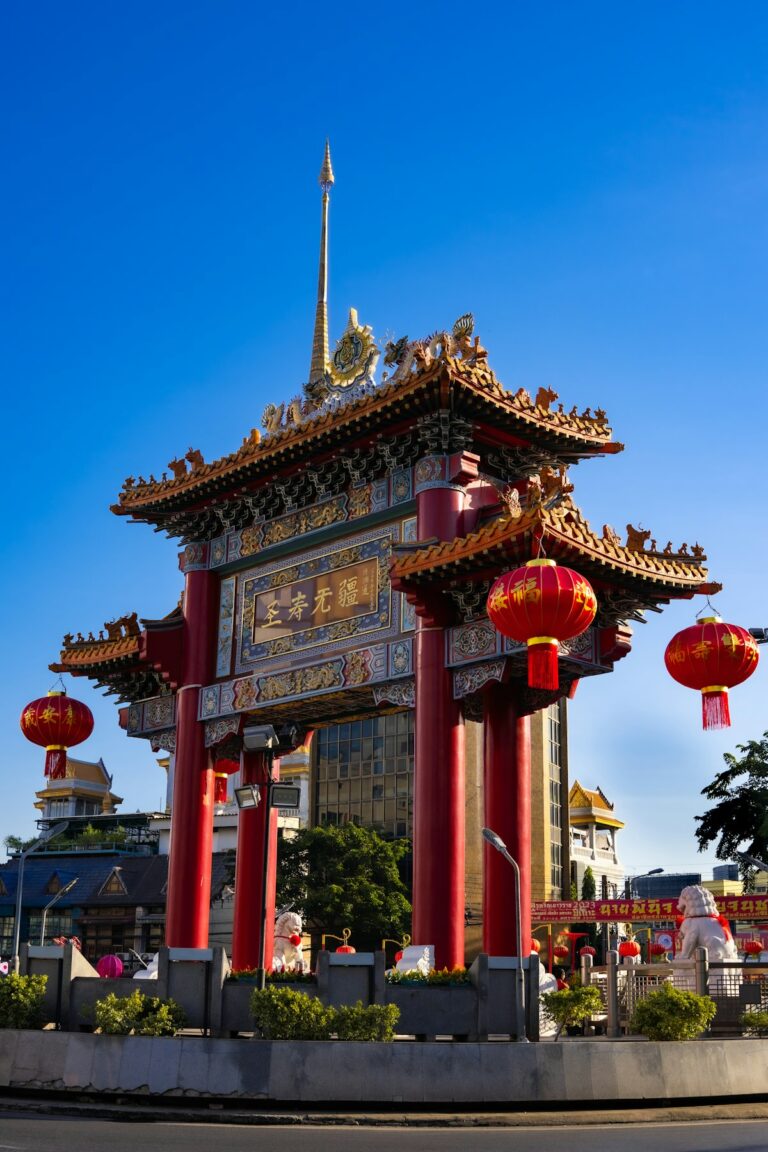 La puerta de Chinatown, en Bangkok, decorada con farolillos rojos