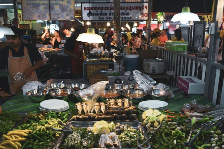 Puesto de comida con verduras y platos preparados en Phuket