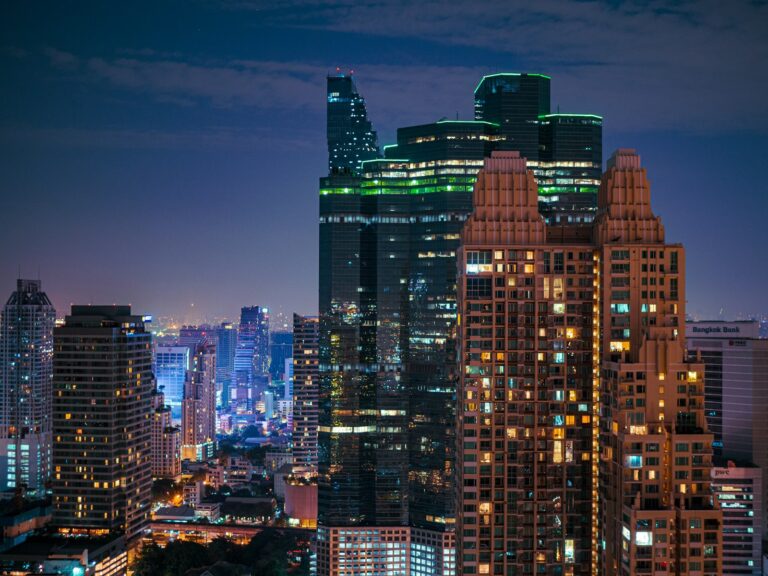 Rascacielos iluminados de Bangkok al anochecer