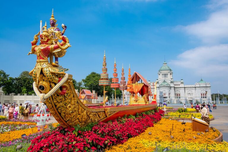 Réplica dorada de una barcaza real con decoración floral frente al Salón del Trono Ananta Samakhom, en Bangkok