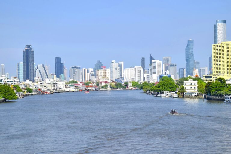 El río Chao Phraya y los rascacielos de Bangkok en un día despejado