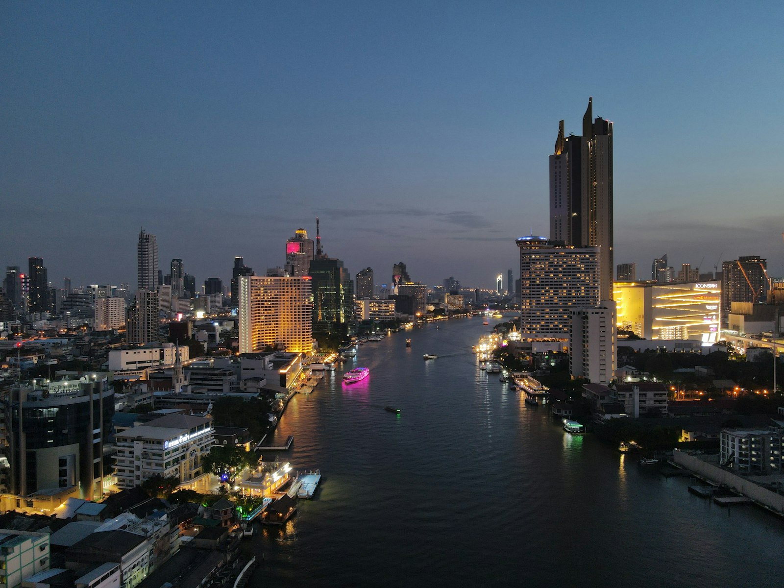 El río Chao Phraya de noche, con los edificios iluminados de Bangkok en las orillas