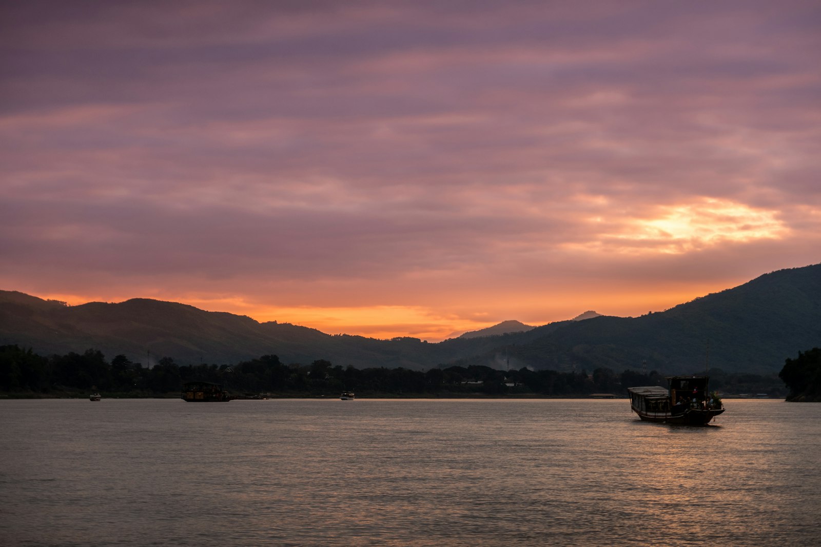 El río Mekong al atardecer, en Laos
