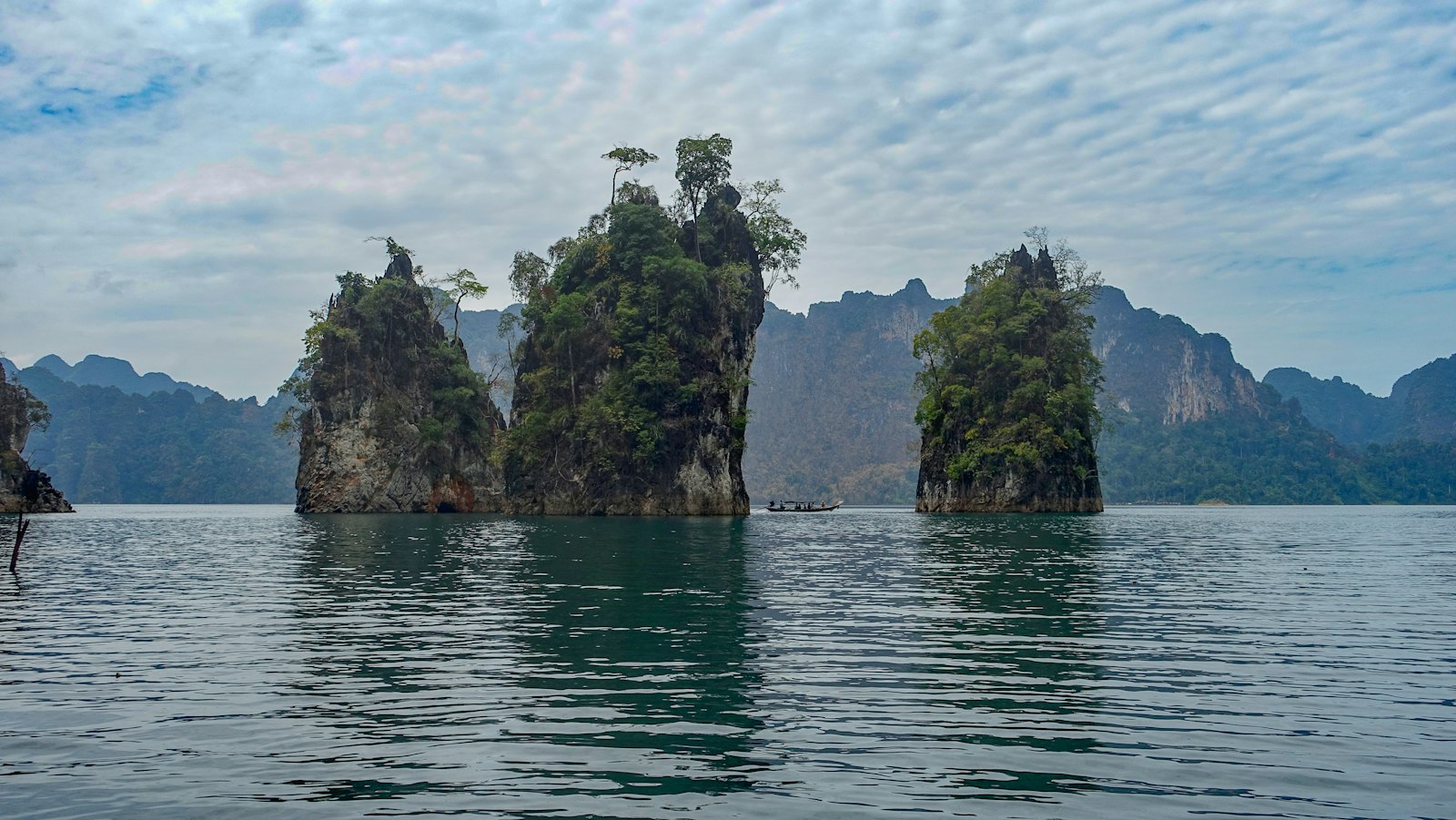 Las formaciones de caliza de las Tres Hermanas en el lago Cheow Lan, en Khao Sok