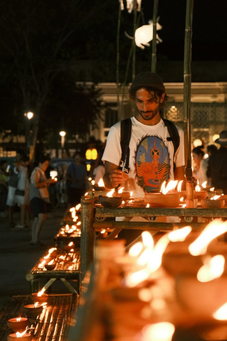 Velas encendidas la noche de Loy Krathong en Chiang Mai
